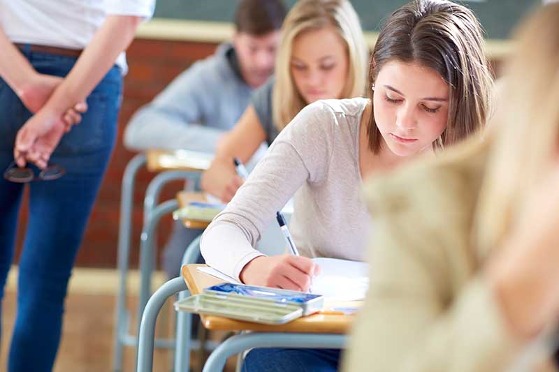 Unsere Kurse bereiten optimal auf die schriftliche Mittlere Reife Prüfung in Englisch vor.