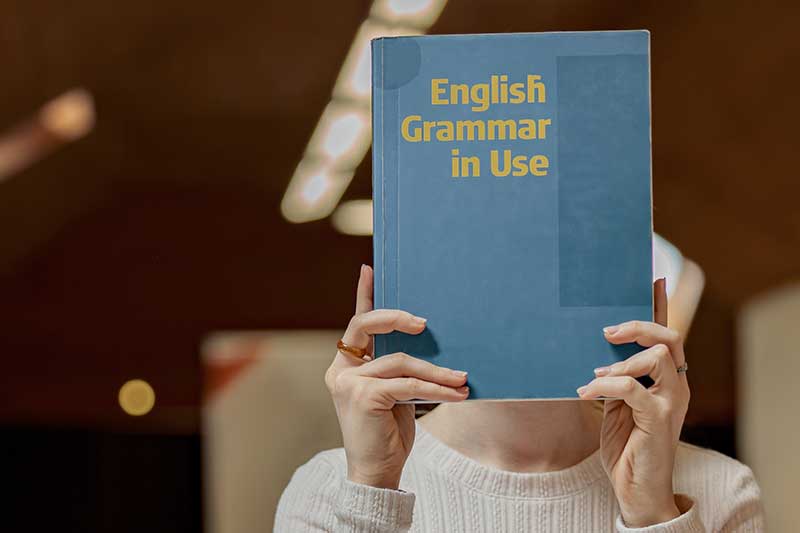 Englisch-Nachhilfe mit Der Fokus liegt auf Grammatik.